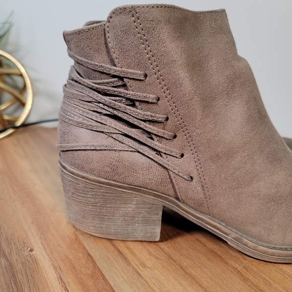 Very Volatile Vegan Leather Ankle Boots Size 8 - Picture 6 of 15